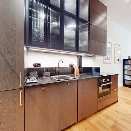 Na Hozej * وارسو